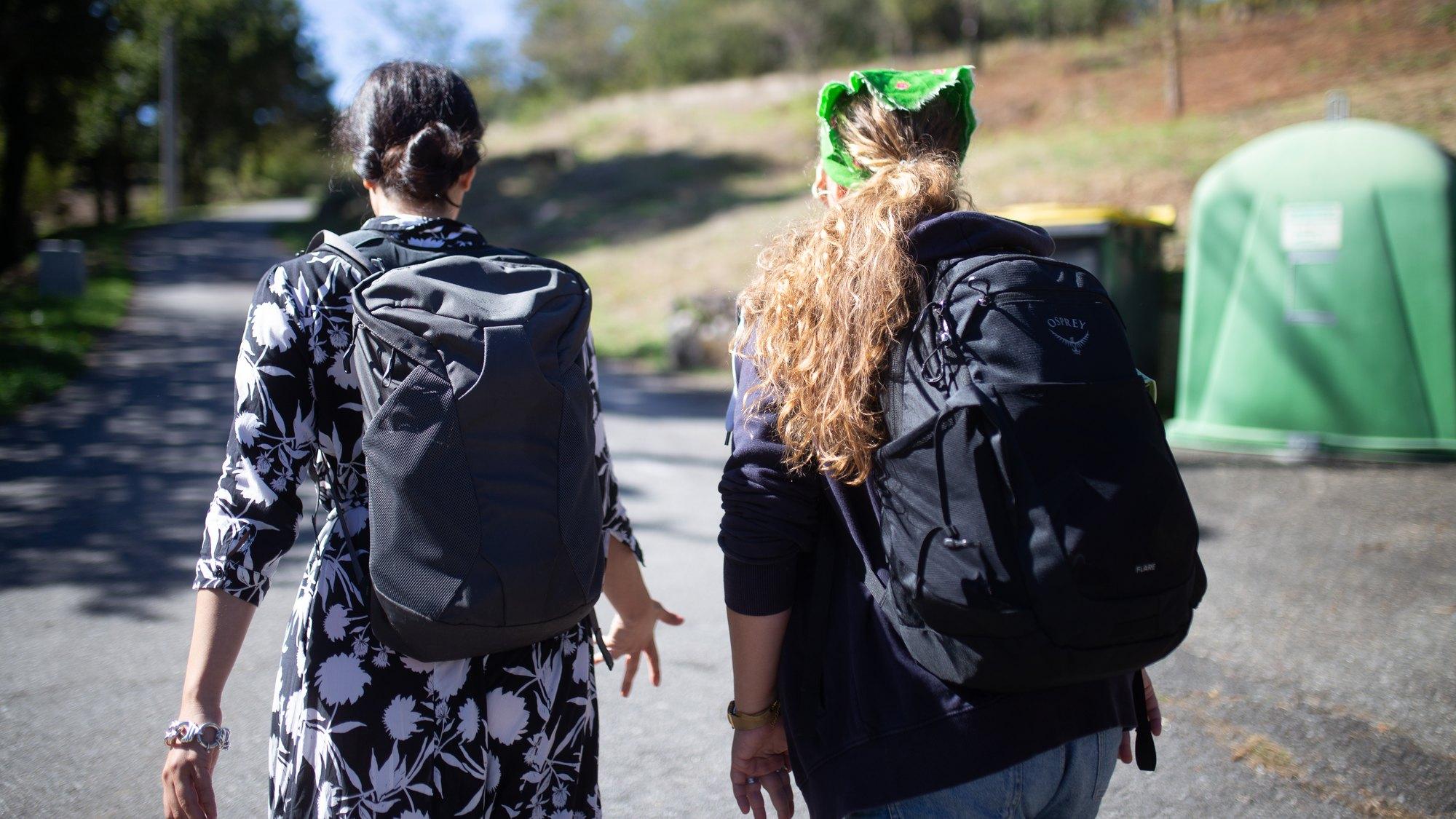 Caminata por Anceu con mochilas — inmersión en el territorio