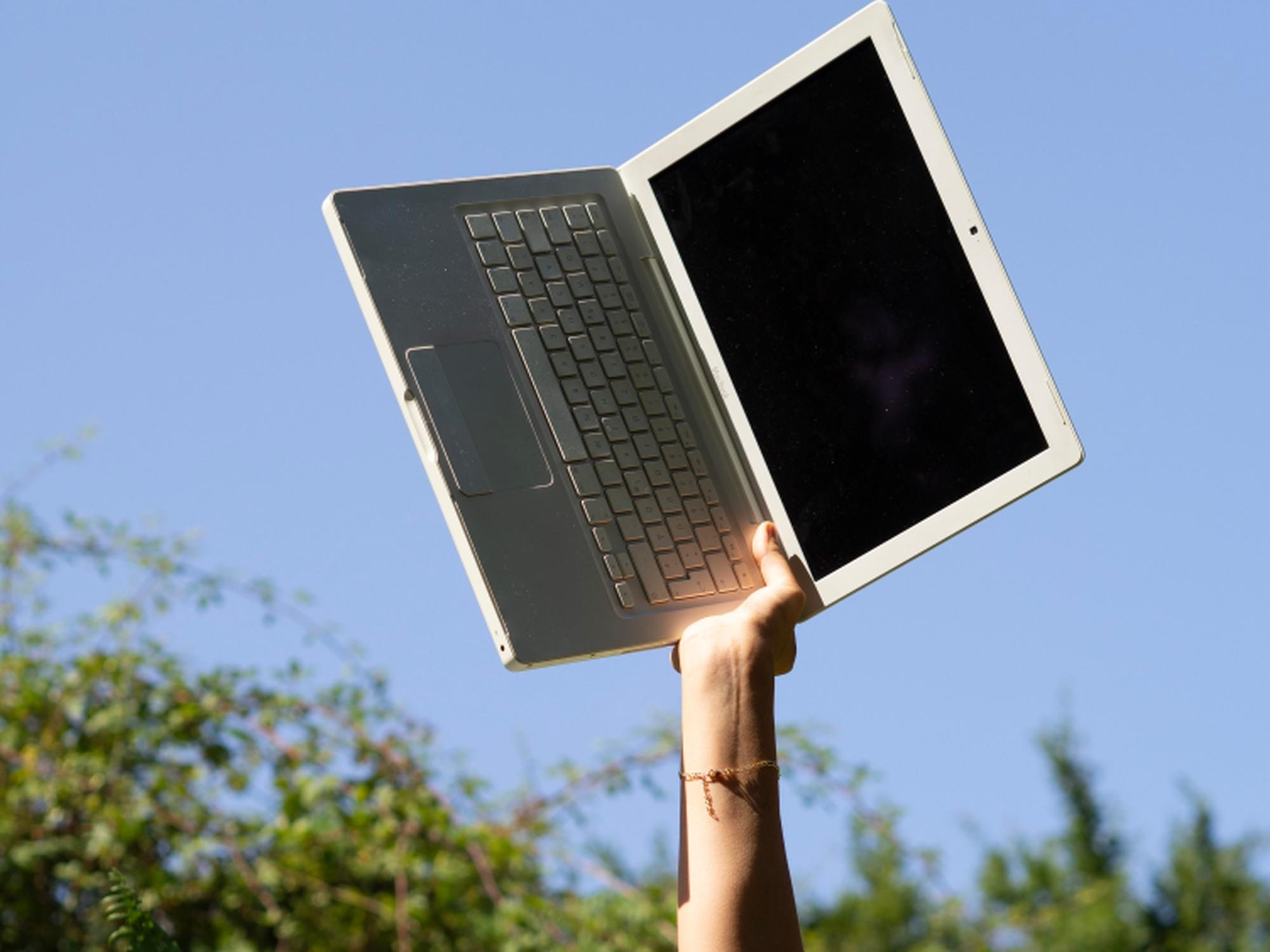 Ordenador sostenido hacia el cielo en Anceu — Rural Hackers